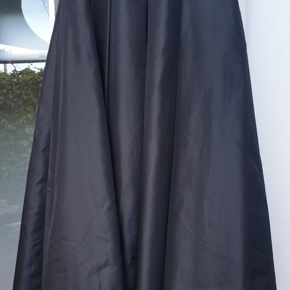 Corset and full length skirt - Picture 5 of 10